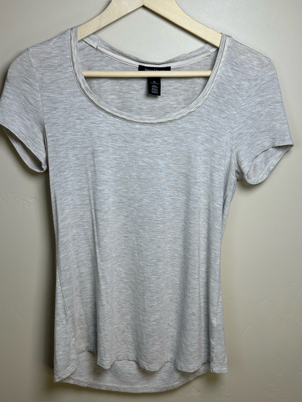 White House Black Market XS Oatmeal/Gray Short Sleeve Top w/Satin Scoop Neck